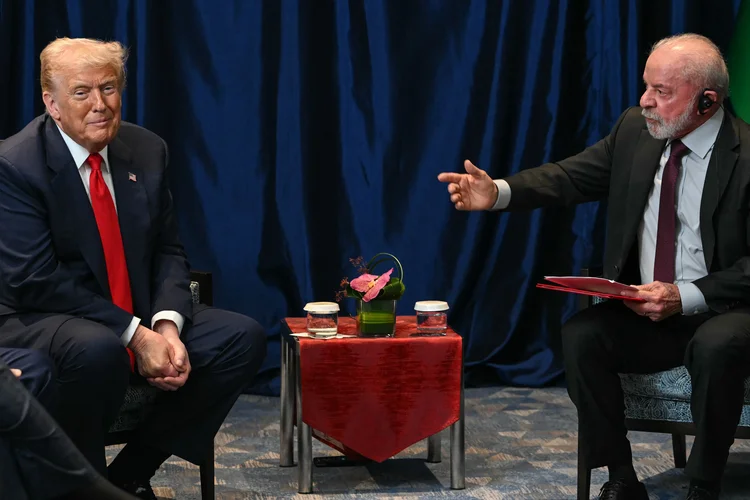 Trump e Lula: tarifaço abalou relação entre os países liderados por eles ( ANDREW CABALLERO-REYNOLDS/AFP)