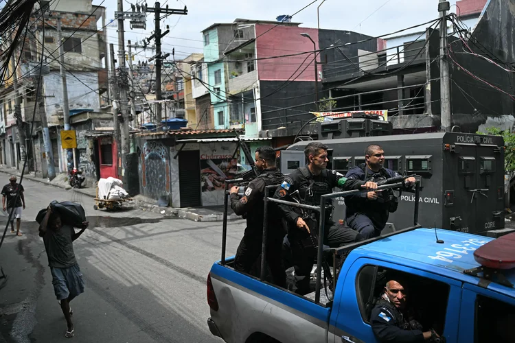 Forças de segurança se posicionam durante a Operação Contenção na favela Vila Cruzeiro, no complexo da Penha, no Rio de Janeiro nesta terça-feira, 28 (Mauro PIMENTEL/AFP)