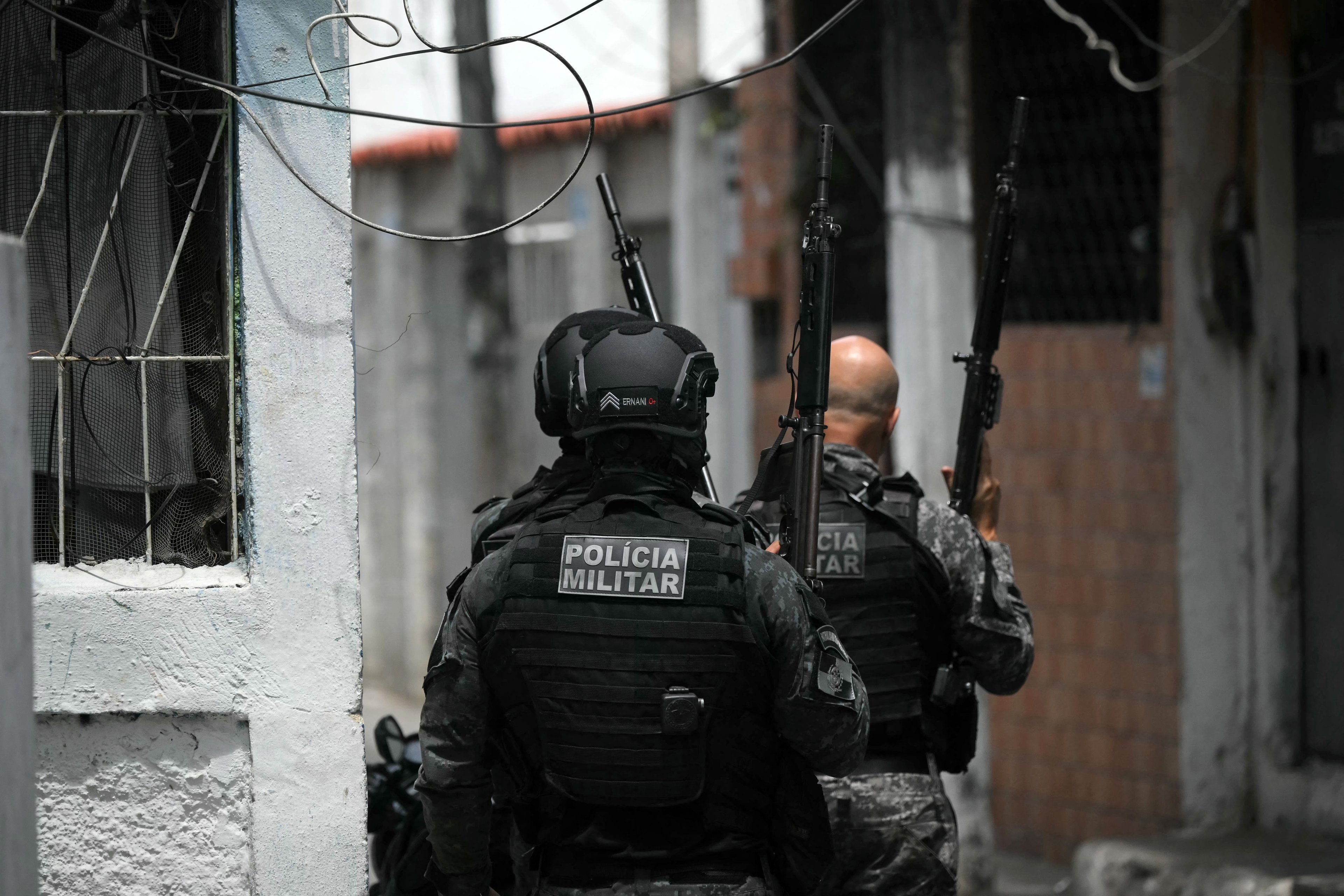 Policiais militares fazem patrulha durante a Operação Contenção na favela Vila Cruzeiro, no complexo da Penha, no Rio de Janeiro, nesta terça-feira, 28