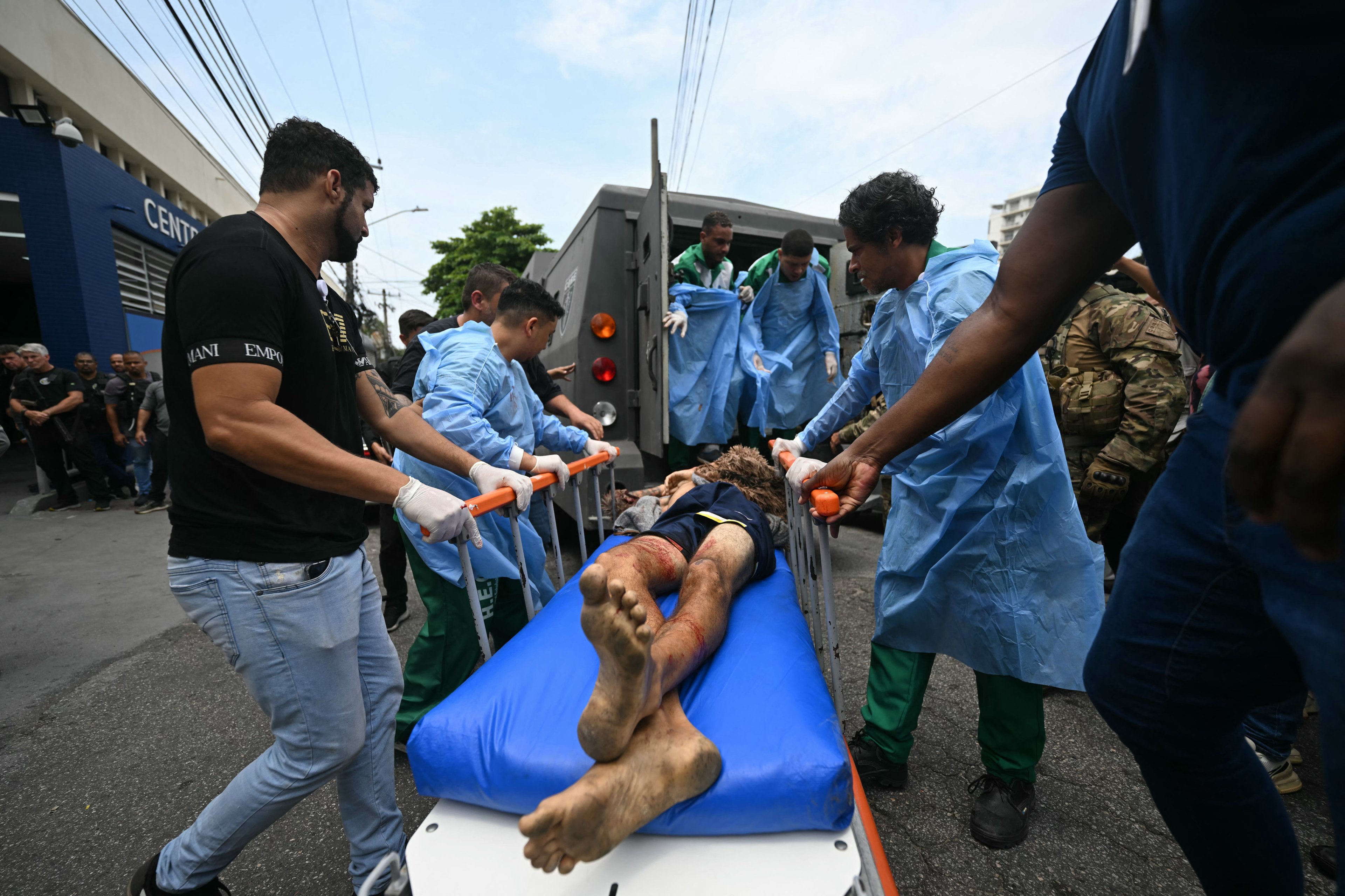 Homem é levado para hospital após Operação Contenção na favela Vila Cruzeiro, no complexo da Penha, no Rio de Janeiro, nesta terça-feira, 28