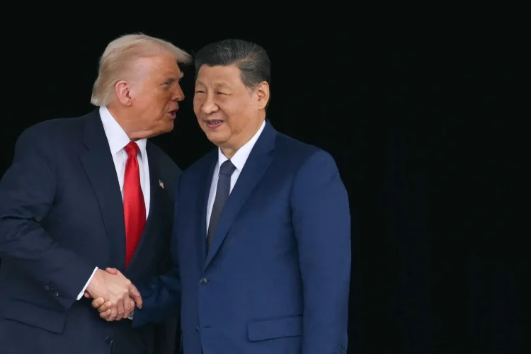 O presidente dos EUA, Donald Trump (à esquerda), e o presidente da China, Xi Jinping, apertam as mãos ao saírem após suas conversas na Base Aérea de Gimhae, localizada ao lado do Aeroporto Internacional de Gimhae, em Busan, em 30 de outubro de 2025. O presidente dos EUA, Donald Trump, e o líder chinês, Xi Jinping, iniciaram em 30 de outubro seu primeiro encontro presencial em seis anos, buscando uma trégua para encerrar a guerra comercial que abalou a economia mundial. (Foto de ANDREW CABALLERO-REYNOLDS / AFP)
 (ANDREW CABALLERO-REYNOLDS /AFP)