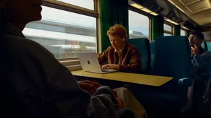 Imagem referente à matéria: Os novos AirPods Pro 3, com recurso de tradução simultânea, começam a ser vendidos no Brasil