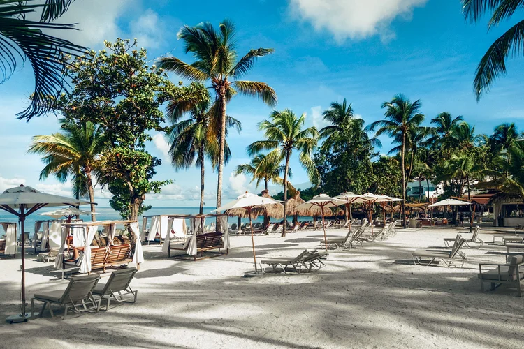 Praia privativa do Secrets St. Lucia: serviços exclusivos e acesso direto às águas cristalinas do Caribe (Carolina Gehlen/Exame)