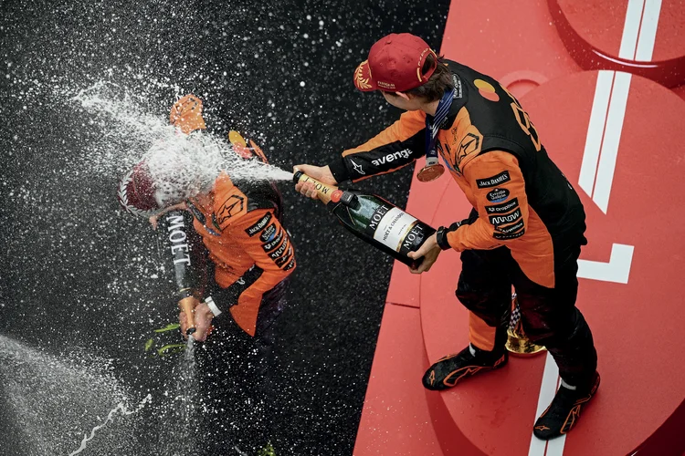 Banho no pódio: Lando Norris e Oscar Piastri celebram resultado no GP de Xangai, em março deste ano, com champanhe Moët & Chandon (Clive Mason/Getty Images)