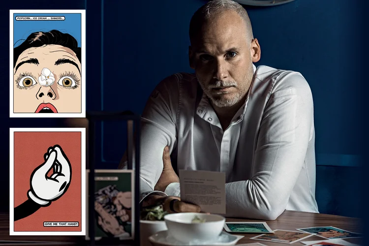 Luiz Filipe Souza, chef do Evvai, em São Paulo: cartões desenhados pelo chef trazem descrições e inspirações para a criação do prato (Juliana Primon/Divulgação)