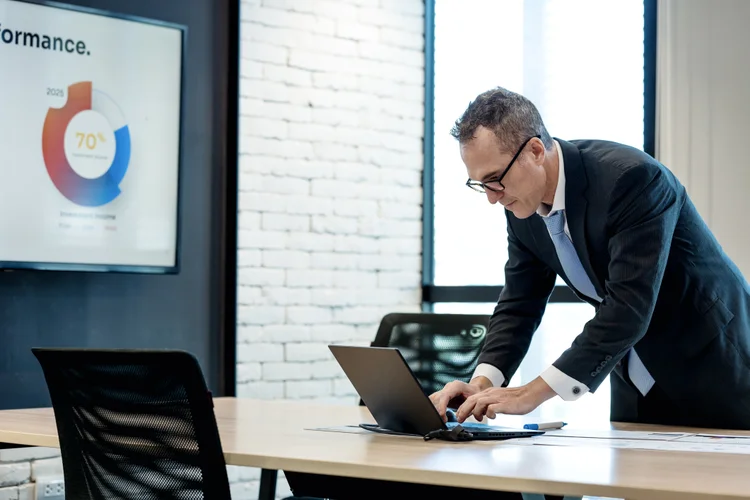 Do controle financeiro à tomada de decisões estratégicas, o curso prepara profissionais para cargos que moldam o futuro das empresas. (Getty Images)