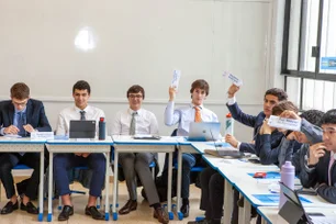 Imagem referente à matéria: No Santo Américo, escola da zona sul de SP, simulações da ONU formam jovens líderes com visão global