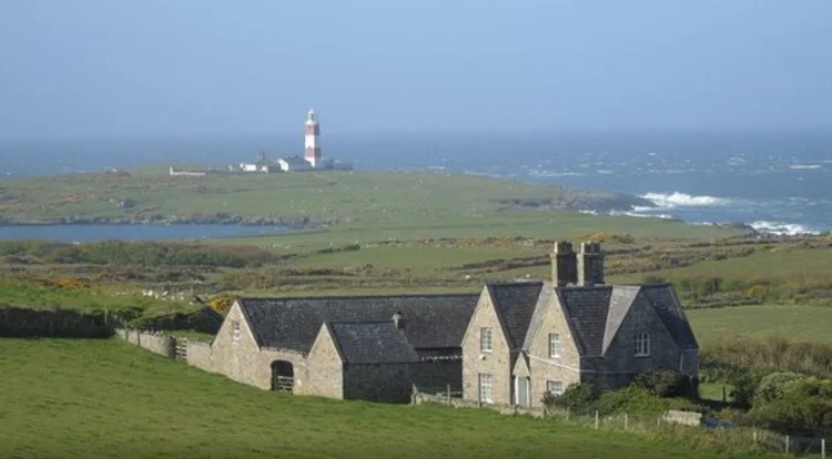 Pela primeira vez em quase 20 anos, o Bardsey Island Trust está selecionando uma família ou casal para se mudar para a ilha em setembro de 2026 (Divulgação)