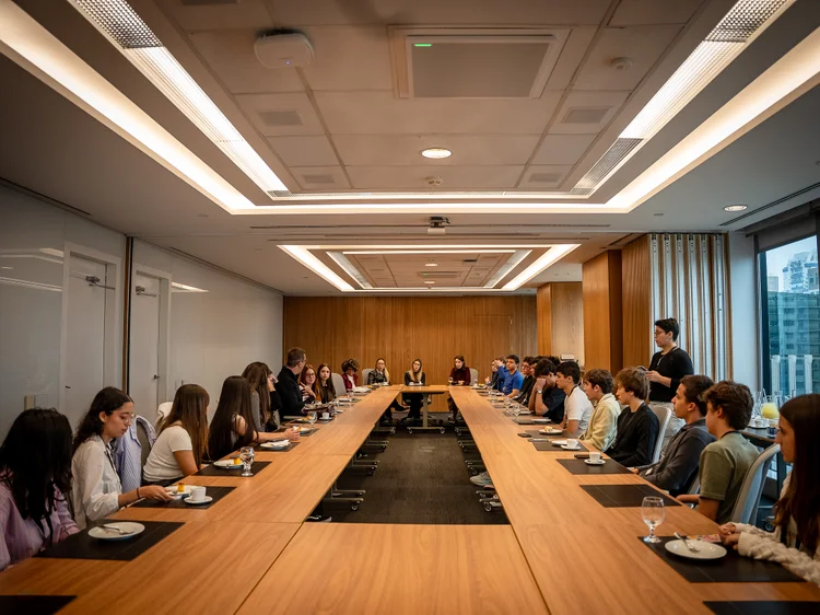 A graduação em Administração segue entre as mais procuradas do país: em 2024, o curso registrou 653 mil matrículas, segundo o Censo da Educação Superior do Inep