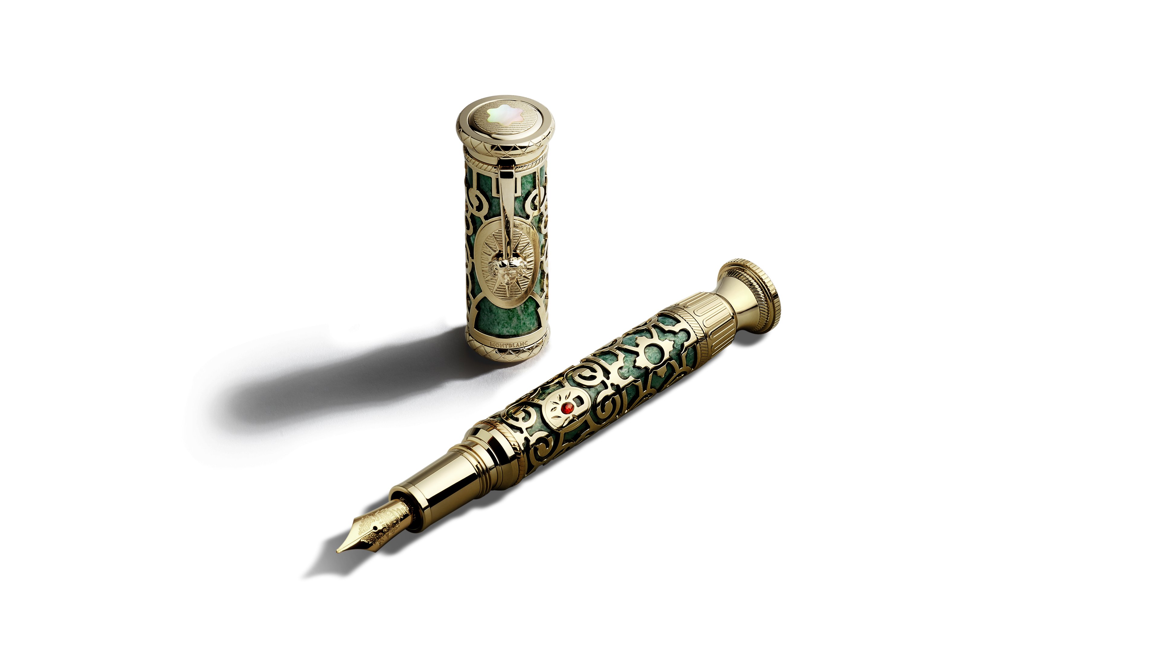 Caneta-tinteiro Montblanc High Artistry Edição Limitada 195, com corpo em aventurina verde cintilante, detalhes em ouro e cabochão de granada vermelha, inspirada na Orangerie de Versalhes.