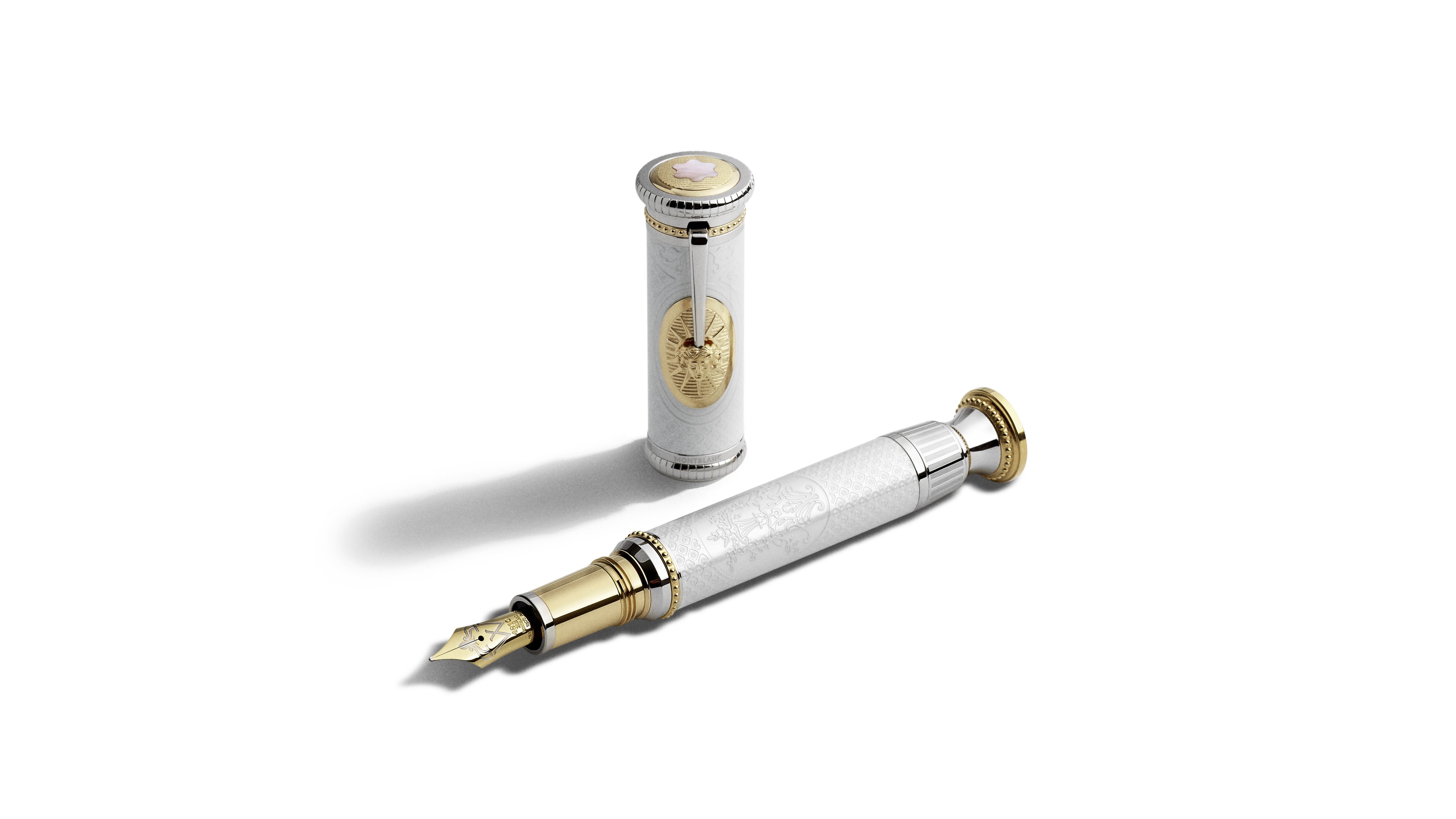 Caneta-tinteiro Montblanc High Artistry Edição Limitada 479, com corpo branco translúcido, acabamento laqueado e detalhes em ouro amarelo, inspirada no Salão de Canto do Rei no Palácio de Versalhes.