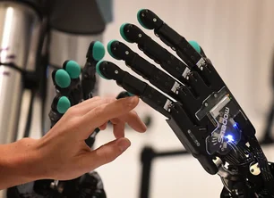Imagem referente à matéria: Biohacking: o que é a técnica que transforma tecnologia em aliado da saúde e do envelhecimento