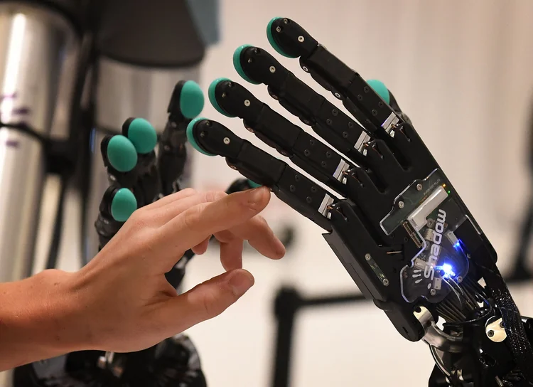 Biohacking: combinação de engenharia com biologia, manipulando a performance humana para gerar benefícios relacionados ao estilo de vida e à saúde física e mental ( Mark RALSTON / AFP/Getty Images)