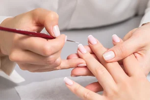 Imagem referente à matéria: Anvisa proíbe substâncias usadas em unhas de gel por risco de câncer