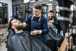 Imagem referente à matéria: Trocar de barbeiro é traição? Homens preferem trair parceiros do que cabeleireiros, diz pesquisa