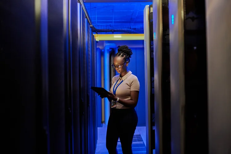 A automação e a IA transformam funções, exigindo que líderes repensem como formar a próxima geração de profissionais (Getty Images). (Getty Images)