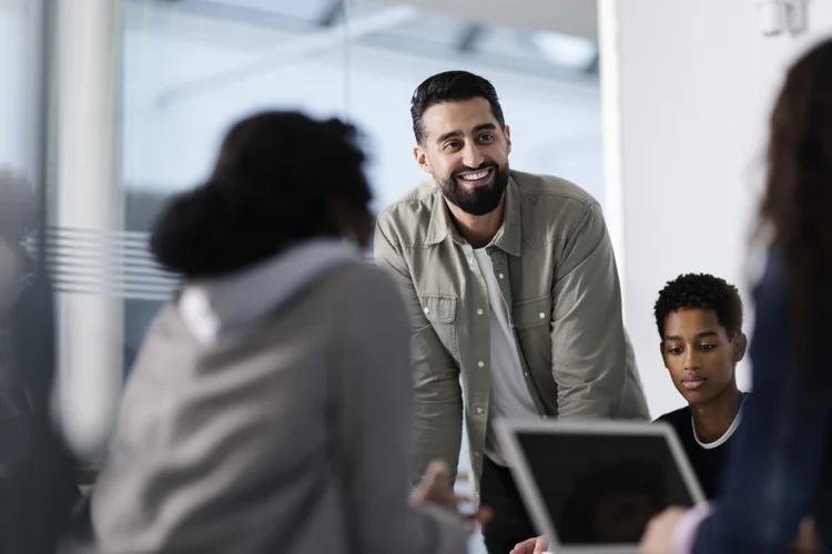Descubra se o curso de Administração é a escolha certa para você. Explore as vantagens e desvantagens dessa graduação, com foco na metodologia inovadora de instituições de ensino superior de renome. (Getty Images)