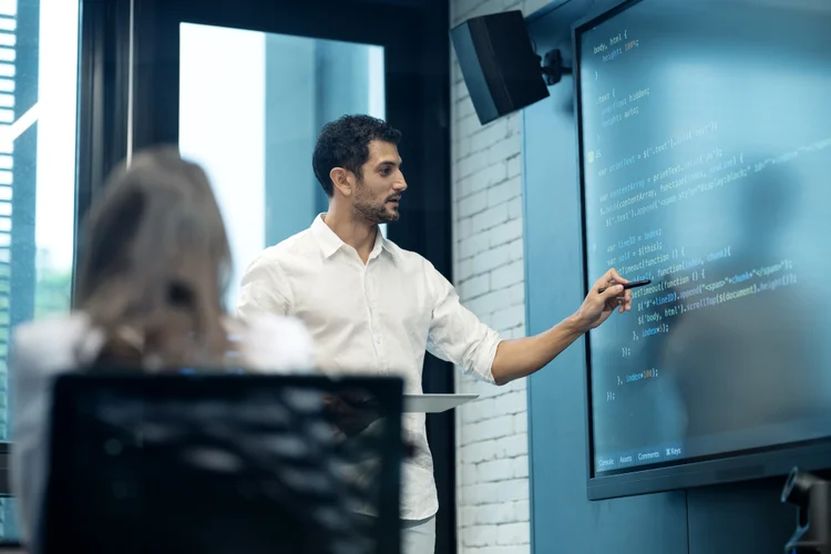 O mercado corporativo é a principal fonte de receita para Anthropic e Google, superando o potencial de apps como Sora (Getty Images). (Getty Images)
