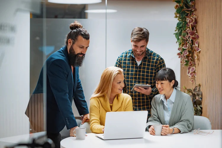 Por que a União Europeia inspira mais confiança regulatória que o modelo americano e chinês? A análise aponta para a correlação direta com a percepção geral das potências (Getty Images). (Getty Images)