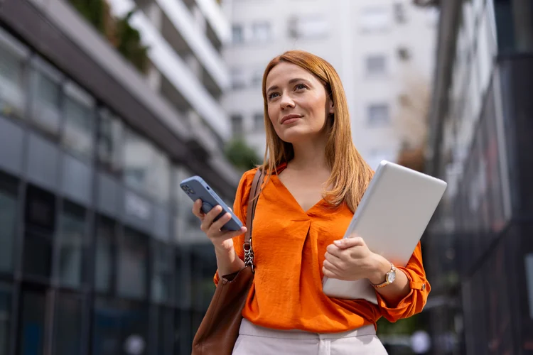 Descubra os setores com maior taxa de promoção de cargo e como a graduação em administração pode acelerar sua carreira. (Getty Images)