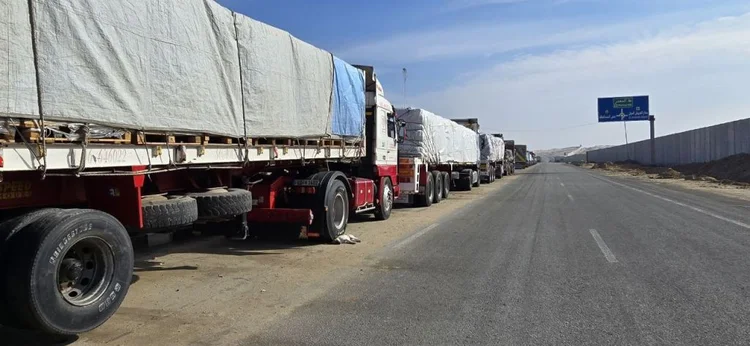 Caminhões de ajuda humanitária presos na passagem de Rafah, em janeiro (Getty Images). (Getty Images)