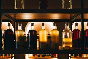 Surto de metanol: brecha na lei de reciclagem facilita adulteração de bebidas, diz Abrabe