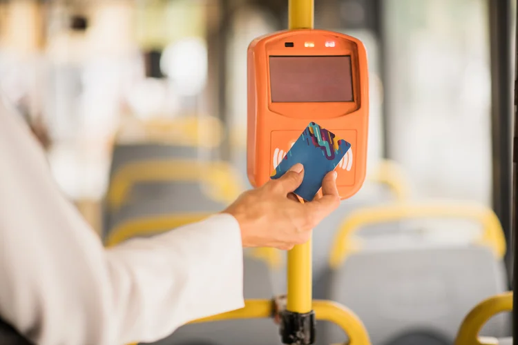 Transporte público mais vazio e poder levar o filho na escola são alguns dos benefícios que os funcionários buscam com a flexibilidade do horário (Sanja Radin/Getty Images)