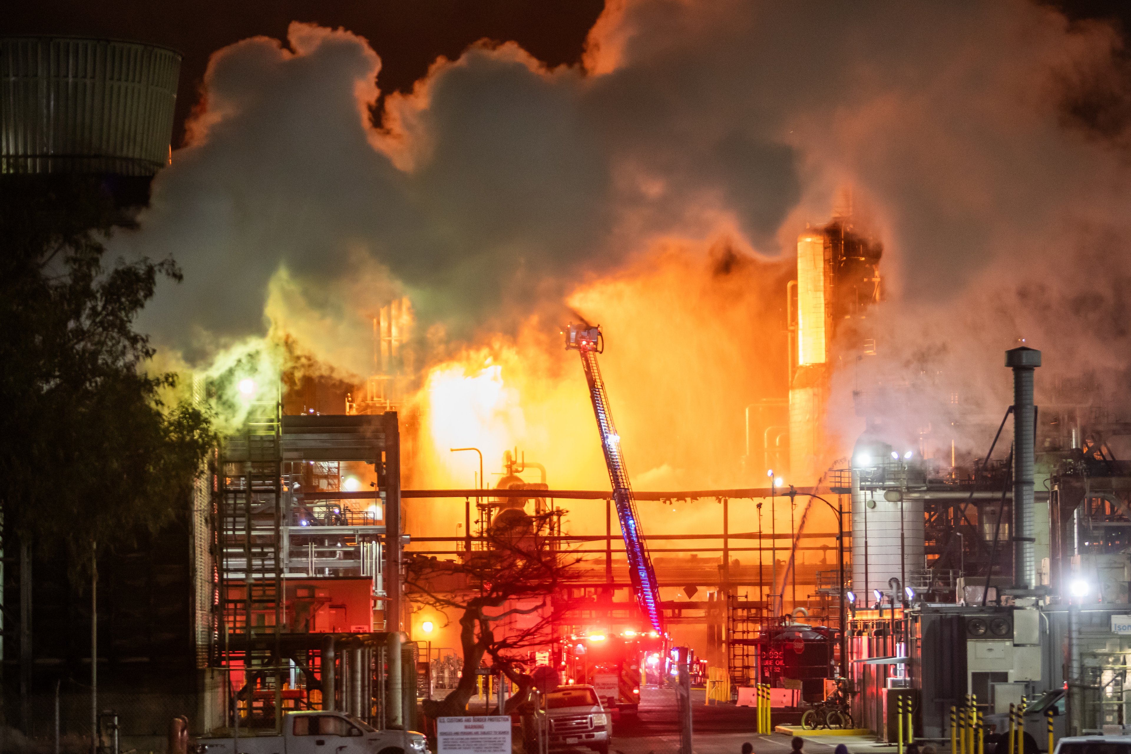 Incêndio atinge refinaria de petróleo da Chevron