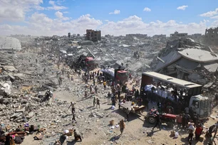 Imagem referente à matéria: Israelenses e palestinos aguardam a troca de mais 2.000 reféns após cessar-fogo