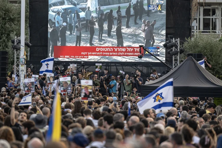 Tel Aviv: israelenses celebram na Praça dos Reféns após libertação do primeiro grupo de sequestrados em Gaza. (Mostafa Alkharouf/Anadolu via Getty Images)