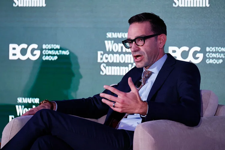 Apenas cinco horas de capacitação podem gerar ciclo virtuoso de uso da IA, segundo Steven Mills, Chief AI Ethics Officer (Getty Images)