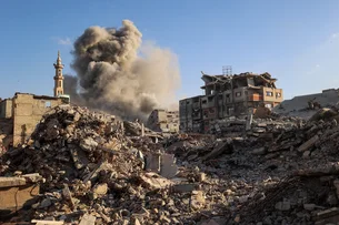 Israel lança novos ataques aéreos em Gaza e ajuda humanitária é suspensa
