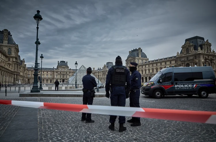 Roubo no Louvre: museu segue fechado após roubo de joias de valor "inestimável" na manhã de 19 de outubro de 2025. ( Kiran Ridley/Getty Images)