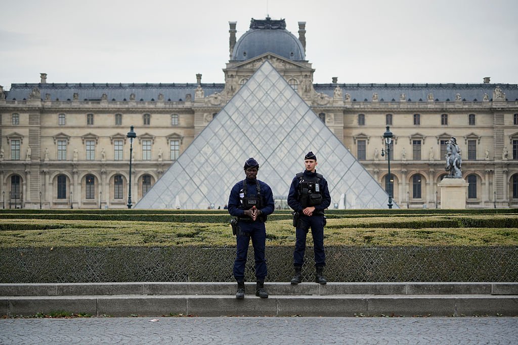 Roubo no Louvre levou oito joias da coroa: como foi planejado?
