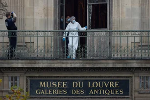 Imagem referente à matéria: Oito joias da realeza francesa foram levadas de sala do Louvre, diz Ministério