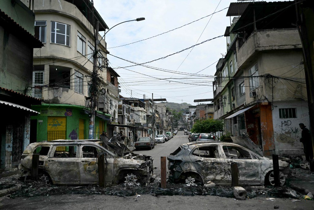 Carros destruídos em barricada durante operação contra o Comando Vermelho no Rio de Janeiro, em outubro de 2025