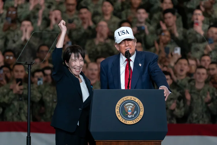 Donald Trump e Sanae Takaichi: parceria entre EUA e Japão mira reduzir dependência da China em terras raras. (Tomohiro Ohsumi/Getty Images)