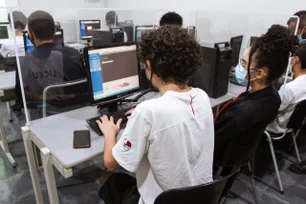 Imagem referente à matéria: Liceu lança ensino médio técnico gratuito em IA: ‘Queremos formar pessoas para o trabalho’
