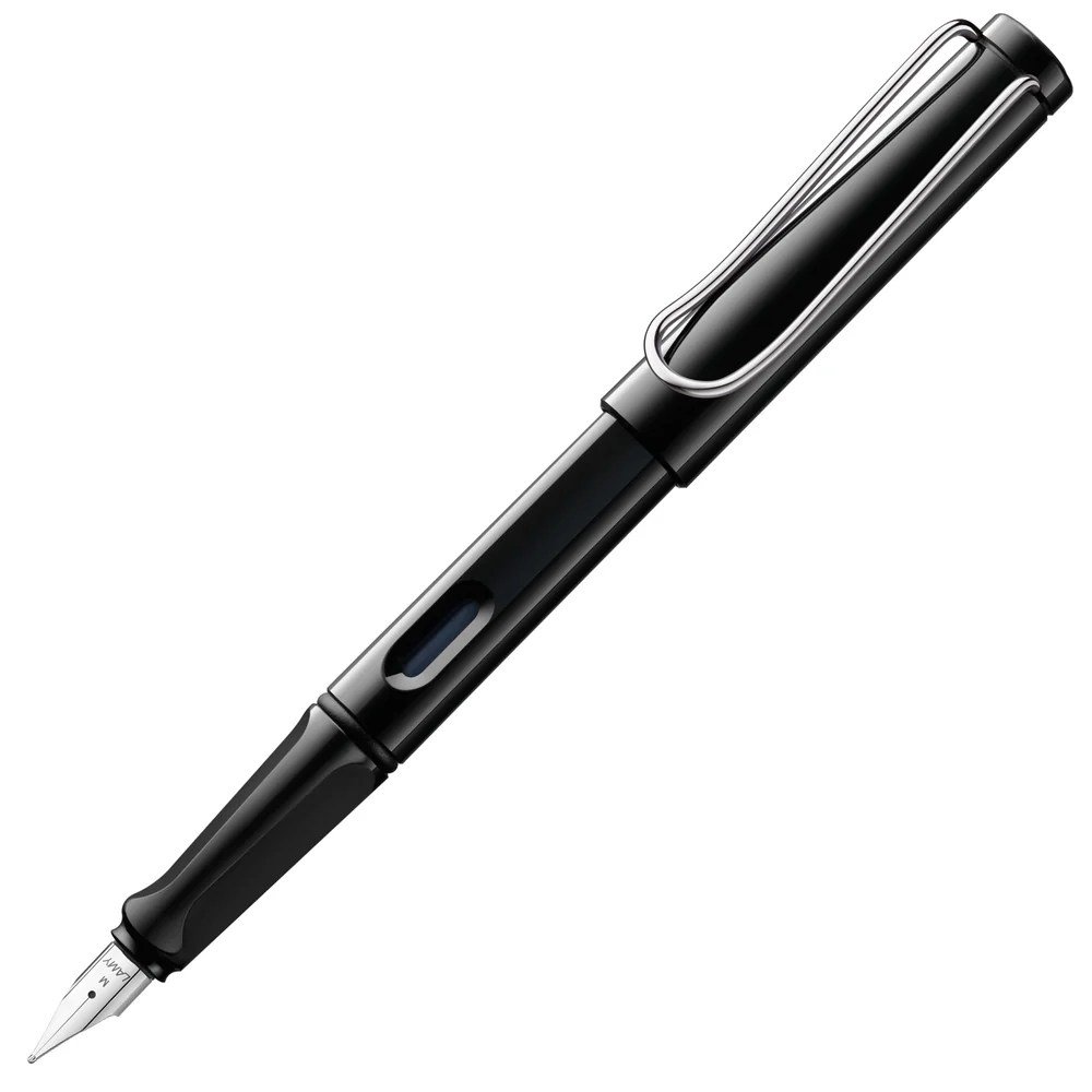 Caneta tinteiro preta Lamy Safari com corpo fosco, clipe metálico prateado e janela lateral de visualização de tinta, mostrada na diagonal com a tampa encaixada e a pena prateada exposta.