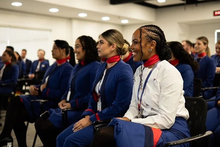 Em 2025, a LATAM já contratou mais de 700 novos comissários e pilotos e registrou 1,4 mil movimentações internas, entre promoções e mudanças de área (Latam Brasil /Divulgação)