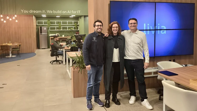 Lucas Silva, Nicole Franco e Fabricio Avini, da Livia Med: mais de 130 mil interações medicamentosas e 8,5 mil bulas disponíveis para consulta na plataforma (Divulgação/Divulgação)
