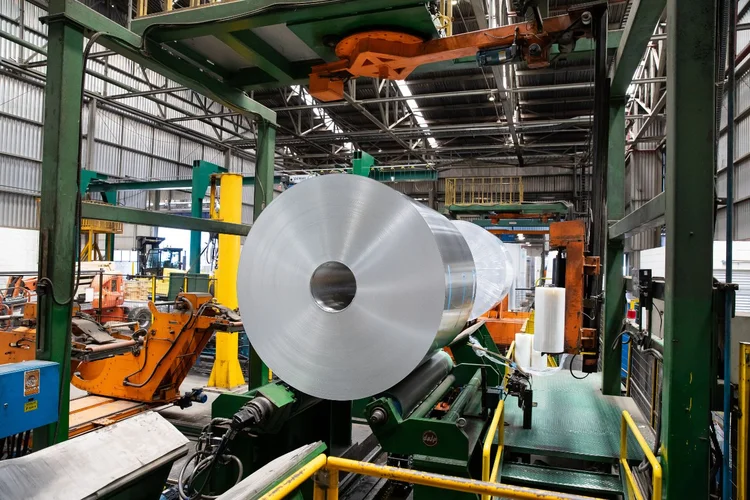 Reciclagem de alumínio: Em Pindamonhangaba (SP), a Novelis mantém o maior Complexo Integrado de Laminação e Reciclagem de Alumínio do mundo (Novelis/Divulgação)