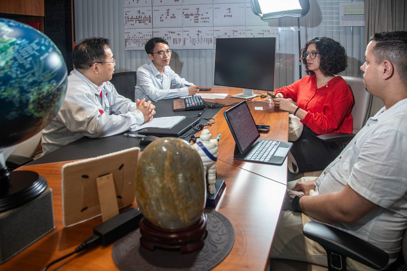 Isabela Rovaroto, newsman  exame em entrevista na china na fabrica da GAC Motors