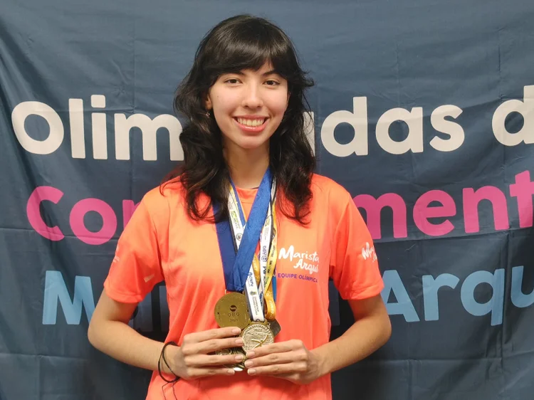 Marcela Sayumi, 17 anos, soma 40 medalhas em Olimpíadas Científicas e se prepara para o vestibular da USP (Arquivo Pessoal)