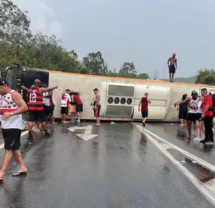 Imagem referente à matéria: Ônibus de torcida do Flamengo tomba no Rio; acidente deixa 16 feridos