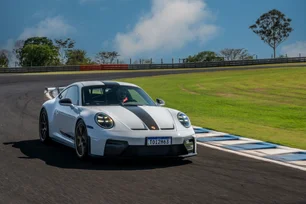 Imagem referente à matéria: Novo Porsche 911 GT3 realiza o sonho de qualquer barbeiro virar piloto