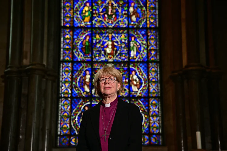 Sarah Mullally: enfermeira e mãe de dois filhos, substitui Justin Welby, que foi obrigado a renunciar em novembro de 2024 (AFP PHOTO /AFP Photo)
