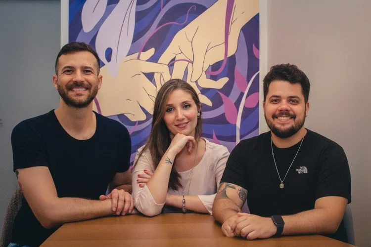 Weber Stival, Caroline Macarini e Felipe Rezende, sócios da Unolife: orientações jurídicas, consultoria financeira, terapias alternativas como meditação, mindfulness, PNL, hipnoterapia, EFT, fitoterapia e Reiki na plataforma (Divulgação/Divulgação)