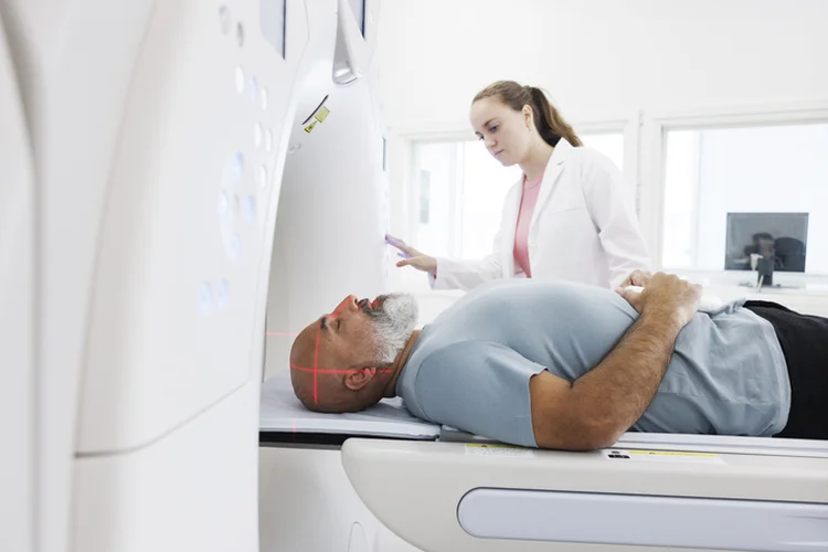 Com aumento na incidência de câncer, setor de oncologia investe em tratamentos de câncer custo-efetivos (Solskin /Getty Images)
