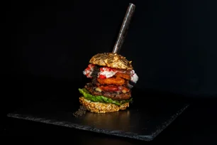 Imagem referente à matéria: Pão de ouro e carne de Wagyu: hambúrguer mais caro do mundo custa mais de R$ 30 mil